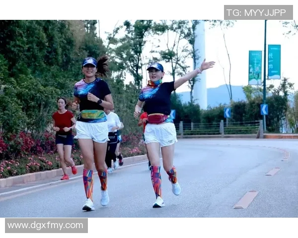 球星在绿茵场上遛娃瞬间温馨爆棚 父爱如山亲子互动引热议