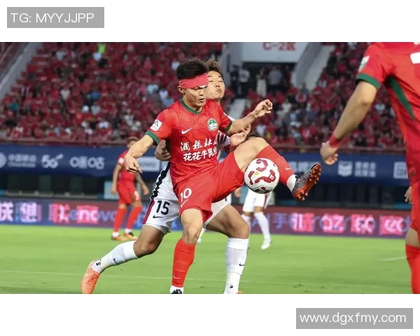 篮球巨星跨界热议足球赛场激情碰撞引发球迷广泛关注